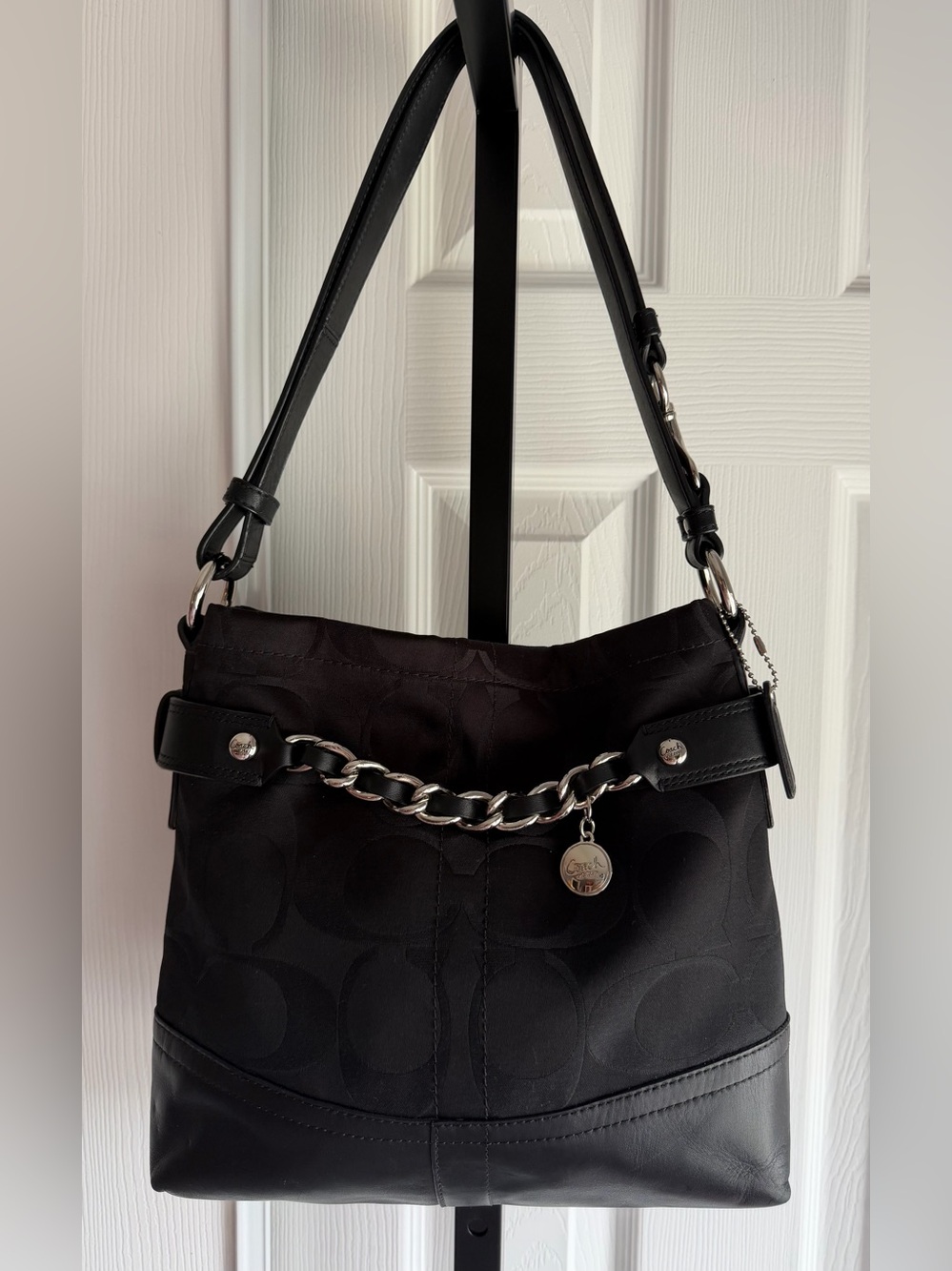 Coach Black Hobo Shoulder Bag With Chain
Detail Women’s